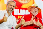 Com Lula, PT oficializa candidatura de Elmano ao governo do Ceará Com Lula, PT oficializa candidatura de Elmano ao governo do Ceará