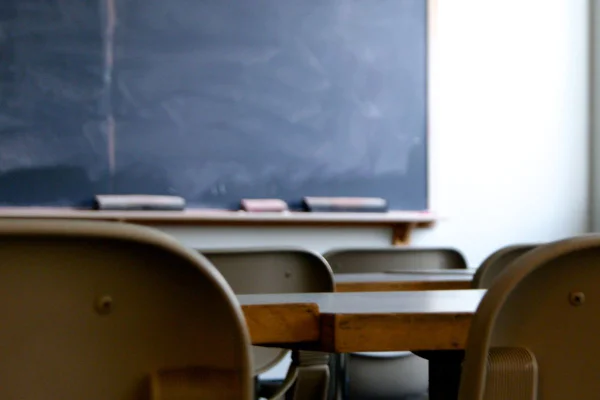 Foto colorida de sala de aula de uma escola - Metrópoles