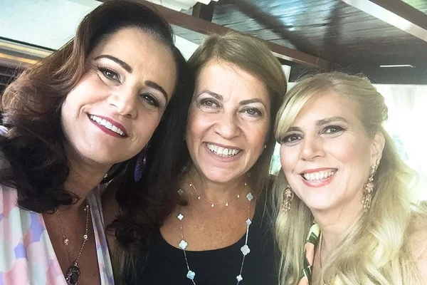 Simone Novaes ganha almoço das amigas para festejar aniversário