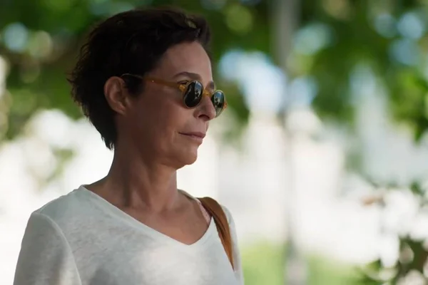 Um Lugar ao Sol: Rebeca vê Felipe com ex-namorada e se desespera
