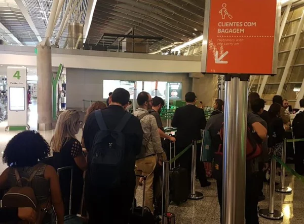 Passageiros com bagagem de mão entram por último em voos no DF