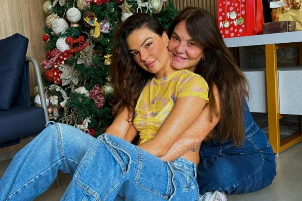 foto colorida de isis valverde sentada no chão e abraçada na mãe, rosalba nable - metrópoles