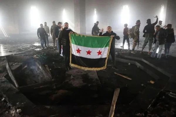 Imagem colorida de túmulo de pai de Assad - Metrópoles