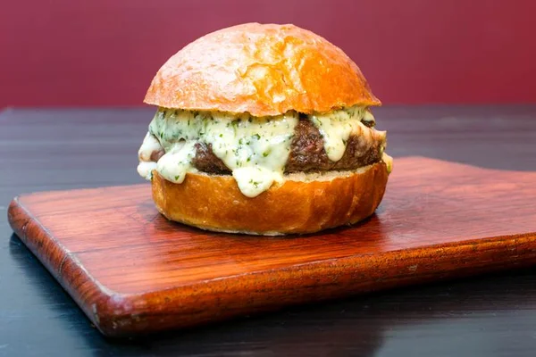 Parrilla Burger relança temporariamente hambúrguer de carne de sol