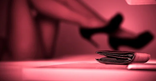 Cliente discorda de valor de programa e esfaqueia duas travestis em MT