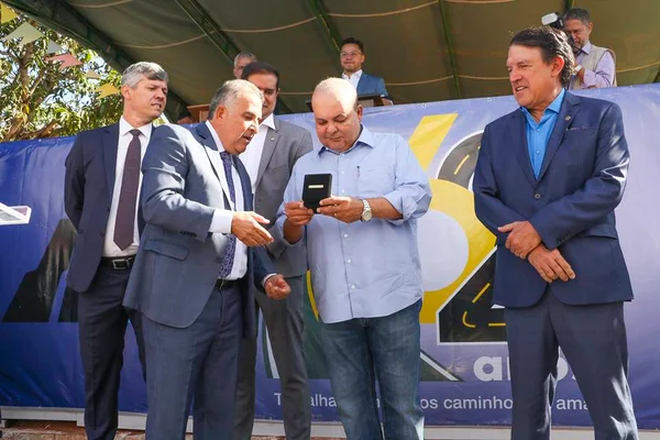 Ibaneis Rocha recebe Medalha Mérito Rodoviário do diretor do DER-DF, Fauzi Nacfur