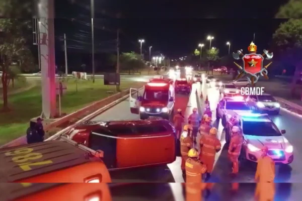 Criança de 11 anos fica ferida após capotamento de carro em Taguatinga