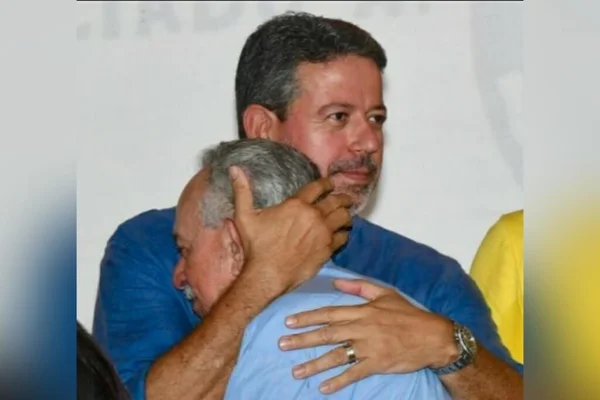 Presidente da Câmara, Arthur de Lira, e o pai, Biu de Lira, prefeito de Barra de São Miguel