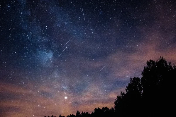 Céu a noite. Conceito de meteoros no céu. Metrópoles
