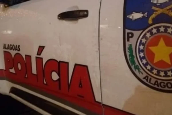 Foto colorida de uma viatura da Polícia Militar do Estado de Alagoas