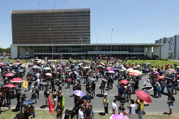 Professores do DF fazem assembleia geral nessa quinta-feira (17/3)