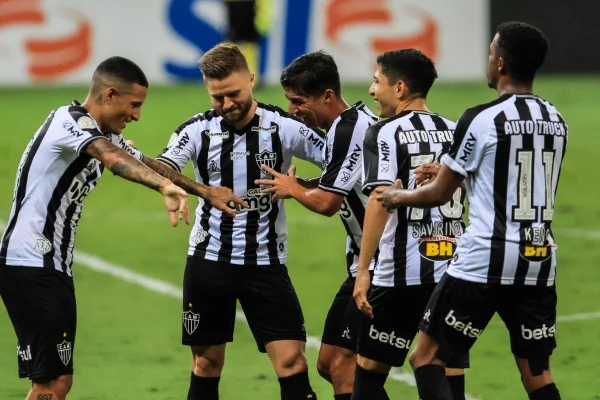 Atlético-MG vence Coritiba e volta a sonhar com título do Brasileirão