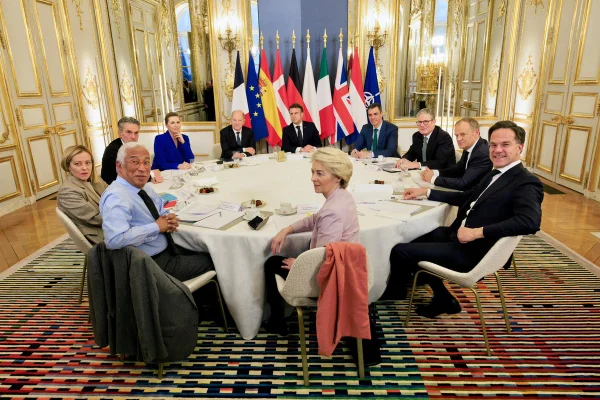 Imagem colorida mostra líderes da Europa reunidos em Paris - Metrópoles