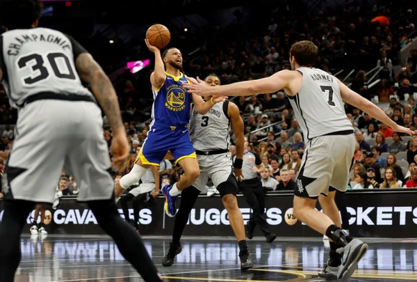 Imagem colorida de Curry marcando ponto - Metrópoles
