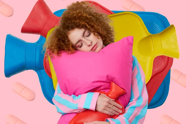 Foto colorida - mulher com cólica