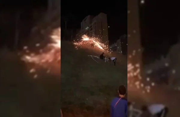 Homem girando fogos de artifício