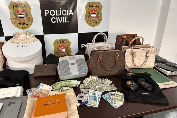Na operação, foram apreendidos sapatos e bolsas de luxo, um apartamento e um BWM avaliado em R$ 500 mil