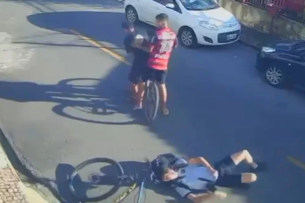 Vídeo: adolescente é derrubado por dupla e tem bike e celular levados