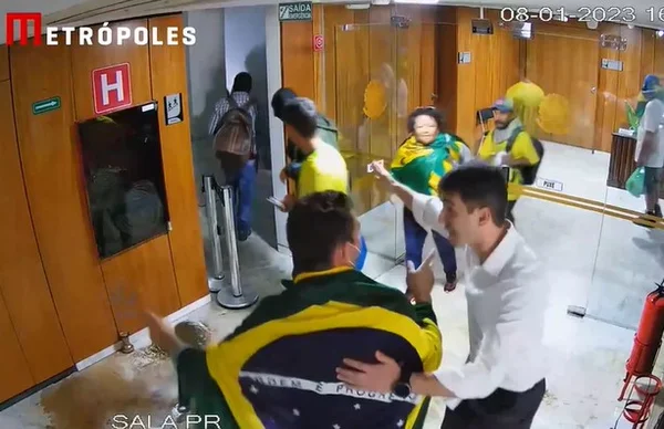 Militares que aparecem em vídeos de 8/1 fizeram segurança de Bolsonaro