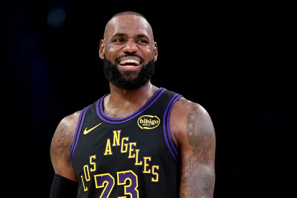 Foto colorida de LeBron James, astro do Los Angeles Lakers - Metrópoles