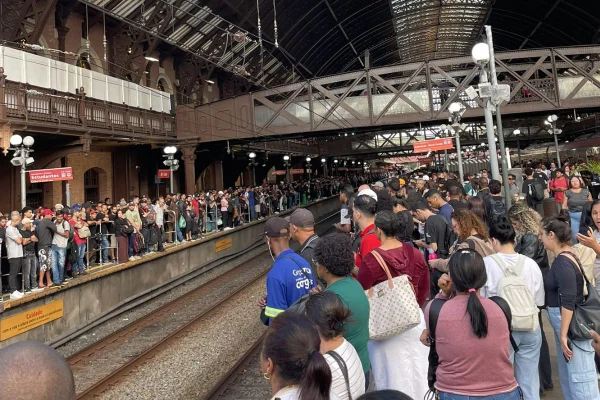 Interrupção na energia faz trens demorarem até 34 minutos; técnicos trabalham para normalizar falha e voltar com operação normal - Metrópoles