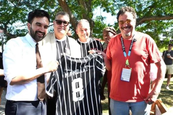 Zohran Mamdani e membros do clube