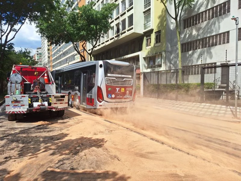 Avenida Nove de Julho após ônibus pegar fogo no local Avenida Nove de Julho após ônibus pegar fogo no local