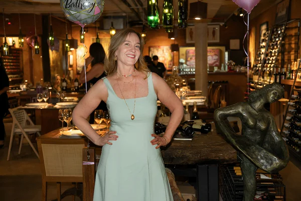 Celebração surpresa reúne amigas pelos 60 anos de Fabiane Cohen