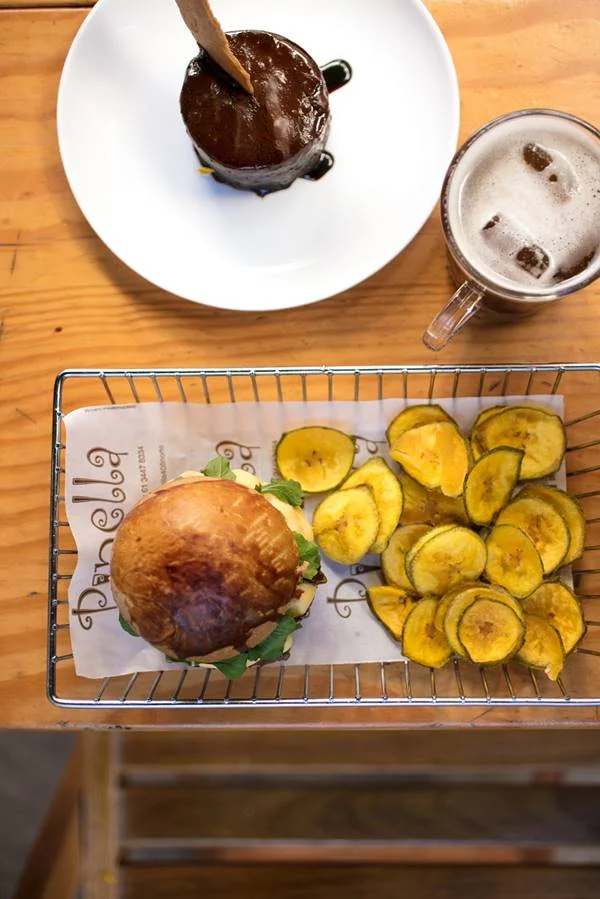 Pinella – R$ 60 (408 Norte)
Entrada: Imperiale Stout – drinque de carveja IPA, Jim Beam Honey e café Imperiale coado forte
Prato Principal: Antônia – hambúrguer bovino, cebola caramelizada com café, fonduta de queijo gouda e rúcula no pão brioche de café
Sobremesa: Bárbara Black – torta de chocolate maltado com café Pinella – R$ 60 (408 Norte)
Entrada: Imperiale Stout – drinque de carveja IPA, Jim Beam Honey e café Imperiale coado forte
Prato Principal: Antônia – hambúrguer bovino, cebola caramelizada com café, fonduta de queijo gouda e rúcula no pão brioche de café
Sobremesa: Bárbara Black – torta de chocolate maltado com café