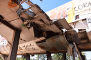 Na parte de fora é possível ver o interior da aeronave através dos buracos, onde é possível enxergar somente entulho e fios desencapados Na parte de fora é possível ver o interior da aeronave através dos buracos, onde é possível enxergar somente entulho e fios desencapados
