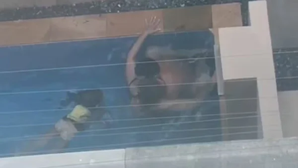 casal fazendo sexo na piscina