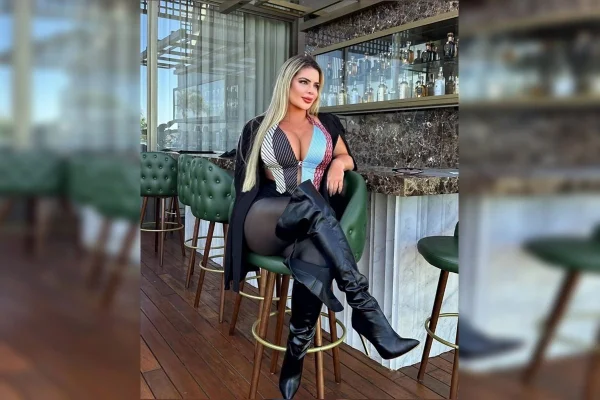 Mulher loira em restaurante