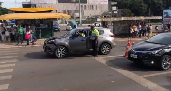 Vídeos: motorista bêbado causa dois acidentes na W 3 Sul e acaba preso