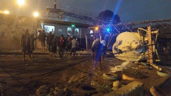 Caminhão bate em passarela e a derruba sobre Linha 2 do MetrôRio. Veja