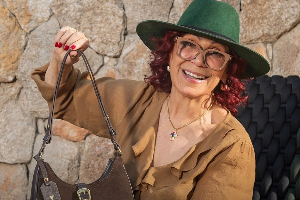 Fátima Leão posa sorridente para as redes sociais Fátima Leão posa sorridente para as redes sociais