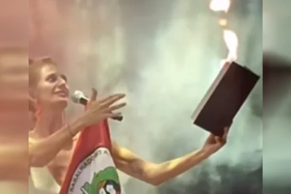 Cantora Letrux fez apresentação, em festival do MST, com fogo saindo de livro. Páginas de direita criticaram