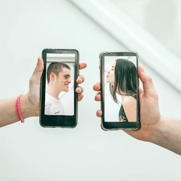 O melhor dia do ano para usar apps de paquera é neste domingo (9/1)