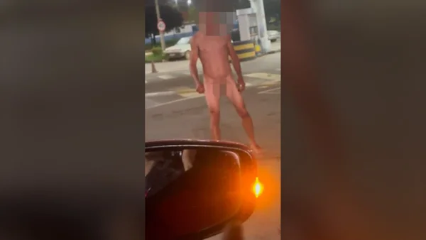 Homem pelado em rua