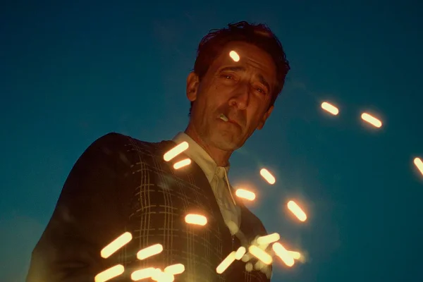 foto colorida do filme o brutalista com homem branco olhando para baixo - metrópoles