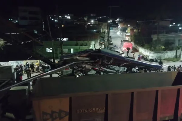 Imagem colorida de acidente entre ônibus e trem em Juiz de Fora - Metrópoles