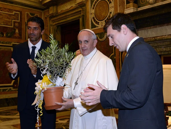 Imagem colorida de papa Francisco com Messi e Buffon- Metrópoles