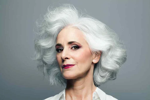 Mulher pousa com cabelos brancos hidratados