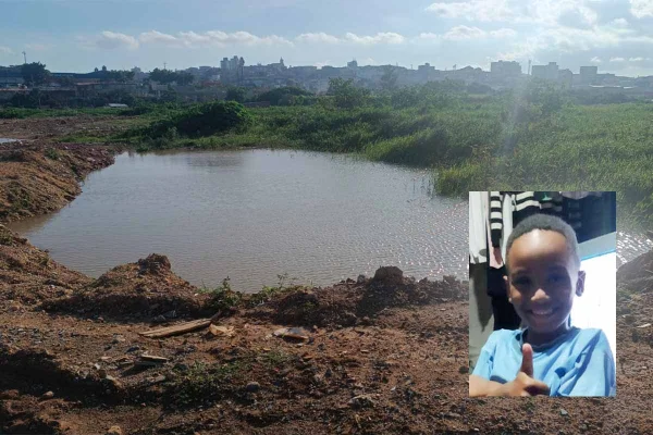 Foto montagem colorida de terreno alagado onde menino de 8 anos na foto em destaque morreu afogado na Grande São Paulo - Metrópoles