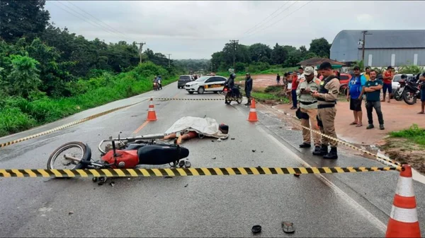 Motociclista morre após atropelar cavalo