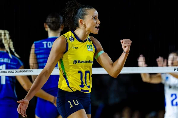 Foto colorida do jogo entre Brasil e Grécia durante o Mundial de Vôlei Feminino - Metrópoles