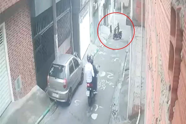 Imagem colorida mostra assalto a mulher na frente do filho. Metrópoles