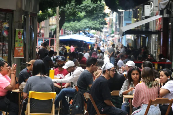 Bares lotados na região central de São Paulo, nesta tarde de sábado (12). As restrições devido a covid-19 no estado bares e restaurante começam a valer hoje.