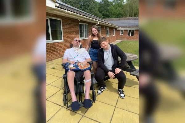 Imagem colorida de homem britânico que teve síndrome rara - Metrópoles