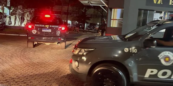 foto colorida de movimentação policial na Operação Muditia, do MPSP, que mira fraudes em licitações articuladas pelo PCC - Metrópoles