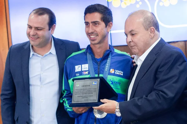 Caio Bonfim é homenageado pelo governador do DF após medalha em Paris
